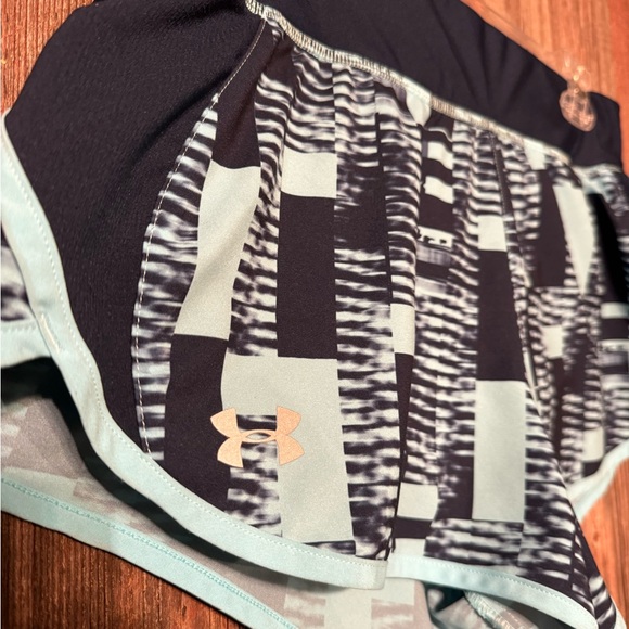 NWOT Women’s Medium Under Armour Speed Shorts Blue - Picture 2 of 7